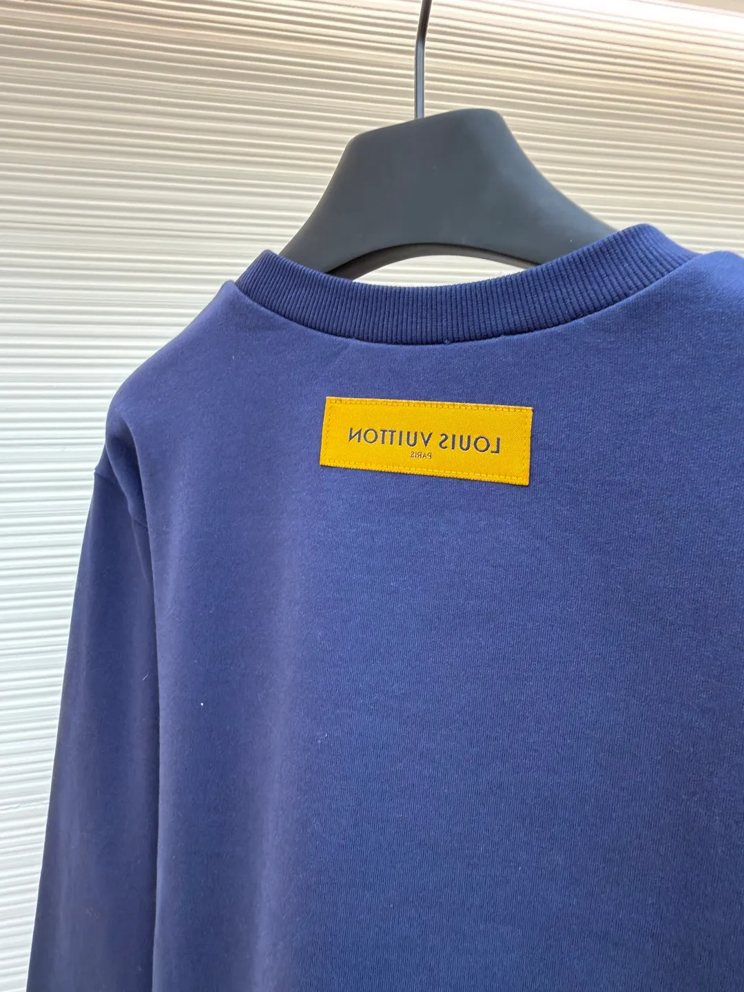 LOUIS VUITTON constellation embroidered round neck sweatshirt ●Original version: purchased and developed for 7499 ●Item number: 1681804-A90 ●Fabric: cotton sweatshirt fabric ●Technology: embroidery production ●Color: navy blue ●Version: fitted version ●Weight: about 485 grams ●Size: S-M-L-XL ●Description: 32s double-ply cotton sweatshirt fabric After the gray cloth is dyed and finalized, the base fabric is subjected to a fleece shearing process. An eight-claw machine is used for screen printing and laser engraving on kefir. The printing effect is matte and feels light and thin. The embroidery uses a Tajima embroidery machine imported from Japan. The overall wiring is straight and delicate, the fabric is comfortable and soft, and the color is consistent without color difference. It can be matched with the same style to create a fashionable look and control various occasions. Customized accessories, complete with three standards, same style for men and women!
